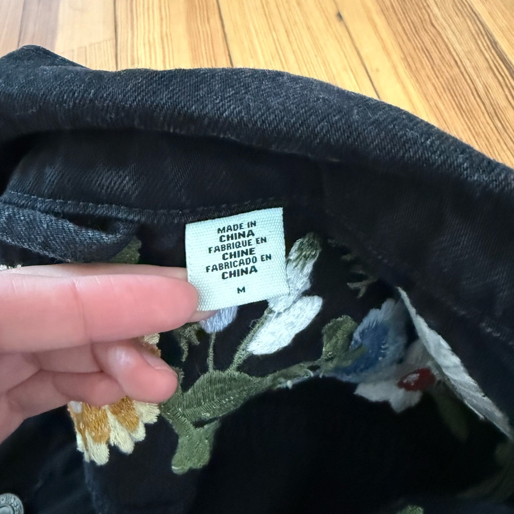 Levi's Black Denim Jacket with Floral Embroidery - Picture 7 of 8